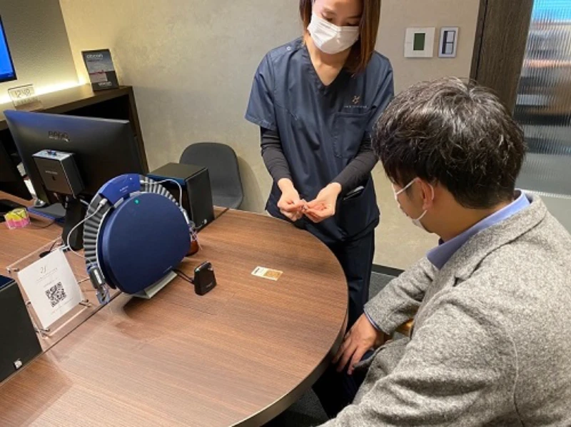 補聴器の案内をする女性スタッフ